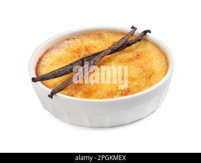 Deliziosa crème brulee e bacchette di vaniglia isolato su bianco Foto Stock