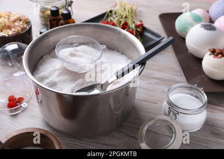 Composizione con ingredienti bomba da bagno su tavolo di legno Foto Stock