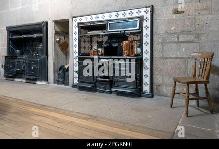 Forno doppio in ghisa gigante in cucina a Castle Droppo, Drewsteignton, Devon, Inghilterra, UK Foto Stock