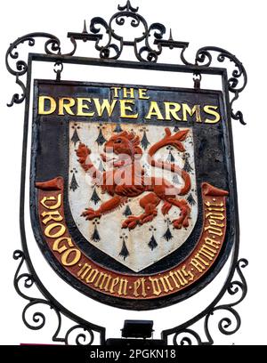 Tradizionale cartello da pub sospeso al Drewe Arms Public House, The Square, Drewsteignton, Exeter, Devon, Inghilterra, Regno Unito Foto Stock
