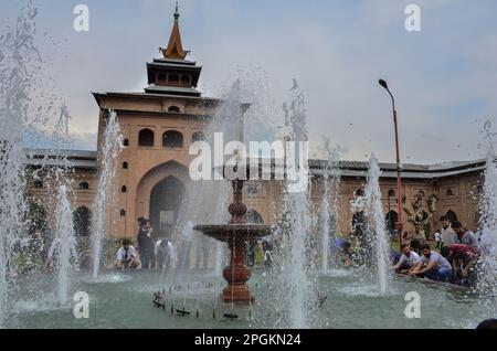 Srinagar, India. 23rd Mar, 2023. I musulmani di Kashmiri eseguono l'abluzione prima di offrire preghiere al Jamia Masjid o alla Grande Moschea durante il primo giorno del mese santo musulmano di Ramadan a Srinagar. Credit: SOPA Images Limited/Alamy Live News Foto Stock