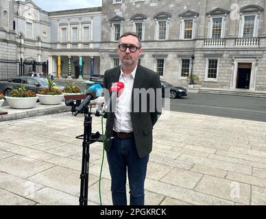 Eoin o Broin, portavoce del Sinn Fein, parla con i media al di fuori di Leinster House a Dublino. Data immagine: Giovedì 23 marzo 2023. Foto Stock