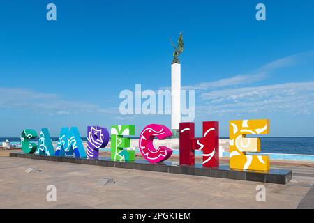 Lungomare della città di Campeche e cartello con il nome, Messico. Foto Stock