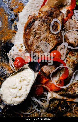 shashlik salsa bianca carne cibo cucina tradizionale Foto Stock