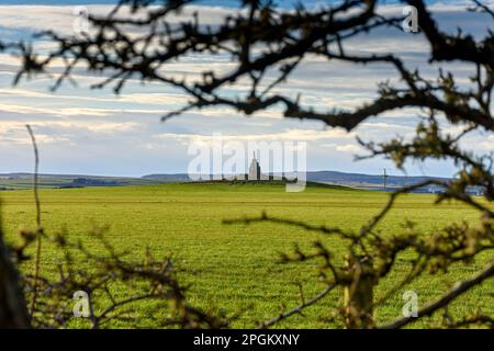 Croce di pietra sulla Cairn di Mey, vicino al villaggio di Mey, Caithness, Scozia, Regno Unito. Foto Stock