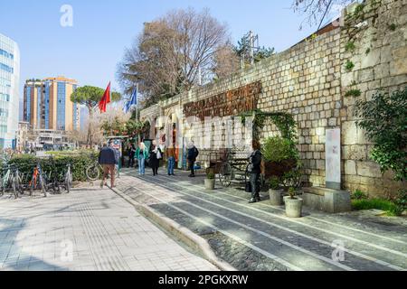 Tirana, Albania. Marzo 2023. Le antiche mura e l'ingresso del castello di Tirana nel centro della città Foto Stock