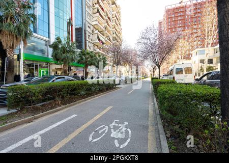 Tirana, Albania. Marzo 2023. una pista ciclabile nel centro della città Foto Stock