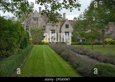 Avebury Manor e Giardino, nel villaggio di Avebury, nel Wiltshire. Foto Stock