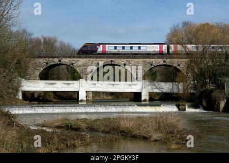 Treno diesel Crosscoundtry Voyager che attraversa il viadotto Princes Drive, Leamington Spa, Warwickshire, Regno Unito Foto Stock