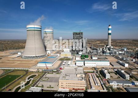 (230323) -- THARPARKAR, 23 marzo 2023 (Xinhua) -- questa foto aerea scattata il 28 febbraio 2023 mostra il punto di vista del progetto Thar Coal Block-i Coal Electricity Integration nella provincia di Sindh, Pakistan. Il primo ministro pakistano Shahbaz Sharif ha inaugurato qui mercoledì il progetto Thar Coal Block-i Coal Electricity Integration, un progetto di cooperazione energetica nel quadro del corridoio economico Cina-Pakistan (CPEC). L'impianto, che è stato ufficialmente messo in esercizio commerciale all'inizio di febbraio, dispone di due unità di generazione a carbone ad alto parametro da 660 megawatt, supportate da un'annua Foto Stock