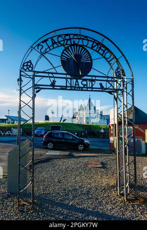 The Inn at John o'Groats dall'insegna all'inizio (o alla fine) del John o'Groats Trail, Caithness, Scozia, Regno Unito Foto Stock