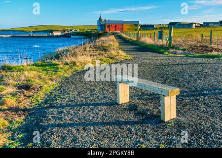 Il sentiero costiero e gli edifici di estensione dell'hotel presso il porto di John o' Groats, Caithness, Scozia, Regno Unito Foto Stock