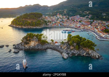 Vista panoramica di scenic Parga città, Grecia Foto Stock