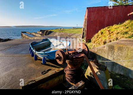 Barca e un vecchio argano arrugginito al molo di Dwarwick, sul lato orientale di Dunnet Bay, Caithness, Scozia, Regno Unito Foto Stock