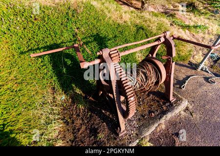 Un vecchio argano arrugginito al molo di Dwarwick, sul lato orientale di Dunnet Bay, Caithness, Scozia, Regno Unito Foto Stock