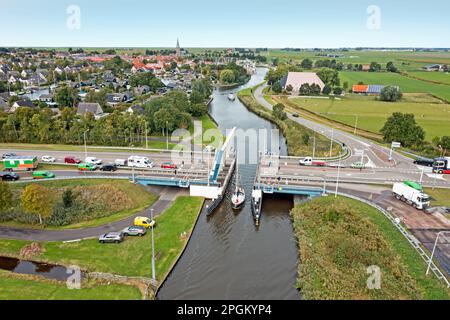 Aereo da un ponte levatoio, il Noorderbrug vicino alla città Workum in Frisia, Paesi Bassi Foto Stock