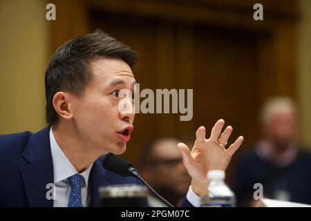 Washington, Stati Uniti. 23rd Mar, 2023. Shou Chew, CEO di TikTok, testimonia dinanzi al Comitato per l’energia e il commercio della Camera degli Stati Uniti udienza: “TikTok: Come il Congresso può salvaguardare la privacy americana dei dati e proteggere i bambini dai Harms online” presso il Campidoglio degli Stati Uniti a Washington, DC giovedì 23 marzo 2023. Foto di Rod Lamkey/CNP/ABACAPRESS.COM Credit: Abaca Press/Alamy Live News Foto Stock