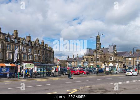 Buxton Market Place con il Municipio sullo sfondo nella città del Peak District di Buxton, Derbyshire Foto Stock