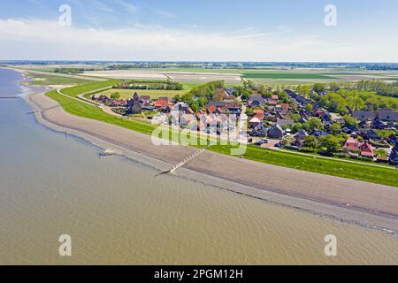 Aereo dal piccolo villaggio di Wierum al Mare di Wadden in Frisia, Paesi Bassi Foto Stock