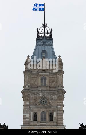 La bandiera della Provincia del Quebec sorvola l'edificio del Parlamento, sede dell'Assemblea Nazionale del Quebec, a Quebec City lunedì 20 febbraio 2023. Foto Stock