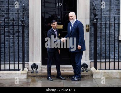 Londra, Regno Unito. 23rd Mar, 2023. Il primo ministro albanese, Edi Rama, arriva per un incontro con Rishi Sunak al numero 10 di Downing Street. Discuteranno i passaggi delle imbarcazioni migranti e l'immigrazione, oltre ad altri argomenti. Credit: Notizie dal vivo di Mark Thomas/Alamy Foto Stock