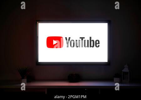 Il logo You Tube sullo schermo dello Smart TV LCD al centro di un salotto di una casa di famiglia. Palo alto, California, Stati Uniti 23 MARZO 20232. Foto Stock