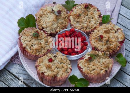 Erdbeer-crumble, Wald-Erdbeer-crumble, Waldbeer-crumble, crumble mit Waldbeeren, Krümelkuchen, Kuchen, a Muffinförmchen, Wald-Erdbeere, Walderd Foto Stock