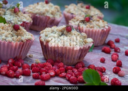 Erdbeer-crumble, Wald-Erdbeer-crumble, Waldbeer-crumble, crumble mit Waldbeeren, Krümelkuchen, Kuchen, a Muffinförmchen, Wald-Erdbeere, Walderd Foto Stock
