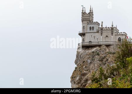 Swallows Nest, uno dei più popolari punti di riferimento di Crimea. Costruito nel 1912 è una delle fantasie dei castelli neogotici vicino a Yalta, progettata dal Ru Foto Stock