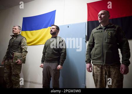 Kharkiv, Ucraina. 23rd Mar, 2023. Il presidente ucraino Volodymyr Zelenskyy, centro, si rivolge ai soldati durante una visita nella regione di Kherson, 23 marzo 2023 a Posad-Pokrovske, Kherson Oblast, Ucraina. Credit: Foto piscina/Ufficio stampa presidenziale ucraino/Alamy Live News Foto Stock