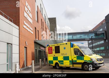 Un'ambulanza parcheggiata fuori dal Great North Trauma and Emergency Centre nell'RVI o Royal Victoria Infirmary Hospital a Newcastle upon Tyne, Regno Unito. Foto Stock