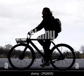 AMSTERDAM - biciclette elettriche in circolazione. Molti abitanti di Amsterdam sono preoccupati per la sicurezza stradale, il motivo principale è il crescente numero di biciclette elettriche e scooter. ANP RAMON VAN FLYMEN olanda fuori - belgio fuori Foto Stock