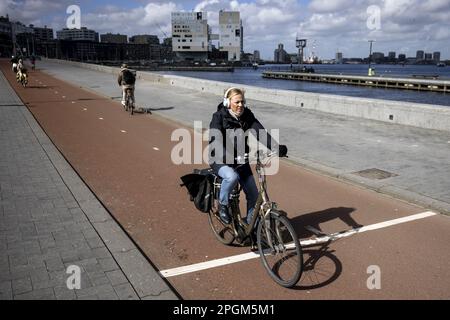 AMSTERDAM - biciclette elettriche in circolazione. Molti abitanti di Amsterdam sono preoccupati per la sicurezza stradale, il motivo principale è il crescente numero di biciclette elettriche e scooter. ANP RAMON VAN FLYMEN olanda fuori - belgio fuori Foto Stock