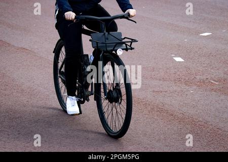 AMSTERDAM - biciclette elettriche in circolazione. Molti abitanti di Amsterdam sono preoccupati per la sicurezza stradale, il motivo principale è il crescente numero di biciclette elettriche e scooter. ANP RAMON VAN FLYMEN olanda fuori - belgio fuori Foto Stock