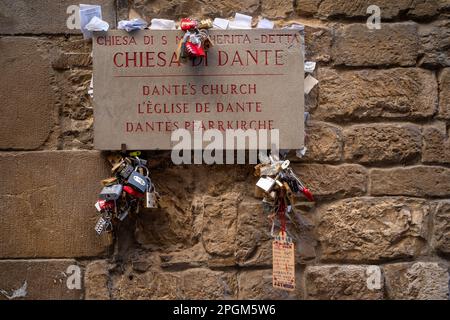 Serrature d'amore legate al segno per la chiesa di Dante. Dante Alighieri, autore della Divina Commedia, fiorentino che fu inviato in esilio. Foto Stock