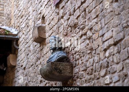 Busto di Dante fuori casa. Dante Alighieri, autore della Divina Commedia, fiorentino che fu inviato in esilio. Foto Stock