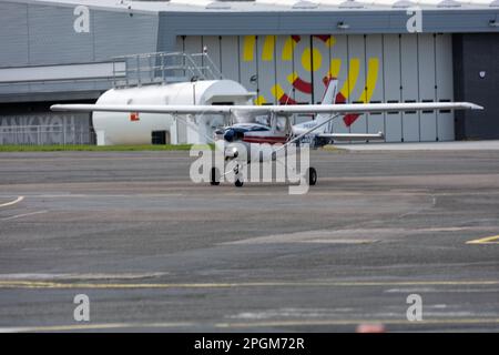 North Weald aviazione generale aerodromo Essex G-BHMG, Cessna FA152 Aerobat Foto Stock