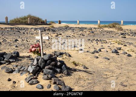 Sulla spiaggia dell'oceano Atlantico, luogo che non appartiene a nessuno e a tutti, è stato costruito un cimitero per gli abitanti locali. Croci e lapidi tra il Foto Stock