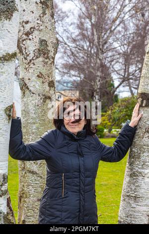 Attraenti alberi di nonna e Birch a Oak Bay, British Columbia Canada Foto Stock