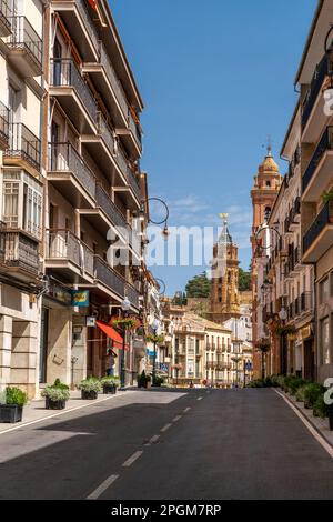 Centro della bellissima città spagnola Antequera. Destinazione turistica a Andalucía. Città storica e medievale con una bella architettura. Foto Stock