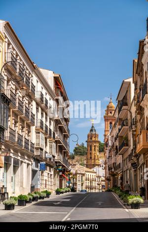 Centro della bellissima città spagnola Antequera. Destinazione turistica a Andalucía. Città storica e medievale con una bella architettura. Foto Stock