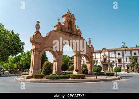 Centro della bellissima città spagnola Antequera. Destinazione turistica a Andalucía. Vista sulla strada principale. Sullo sfondo si trova la torre della Cattedrale. Foto Stock