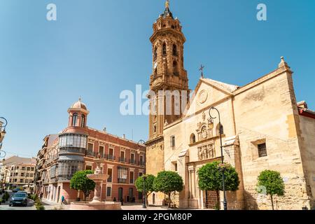 Vista panoramica di Piazza San Sebastian con la vecchia chiesa 'San Sebastian'. Situato nel centro della città, vicino al Castel. Destinazione del viaggio Foto Stock