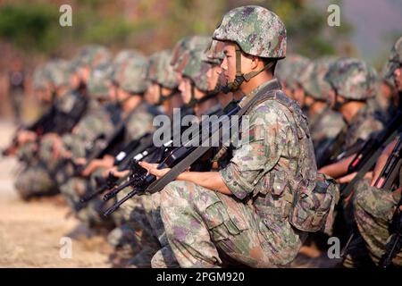 (230323) -- KAMPONG CHHNANG, 23 marzo 2023 (Xinhua) -- soldati cinesi partecipano all'esercizio militare congiunto Cambogia-Cina 'Golden Dragon 2023' presso il Royal Gendarmerie Training Center in Cambogia, 23 marzo 2023. L'esercizio militare congiunto è iniziato qui giovedì, concentrandosi sulle operazioni di sicurezza per eventi importanti e sul salvataggio umanitario. Generale Hun Manet, vice comandante in capo delle forze armate cambogiane reali e comandante dell'esercito cambogiano reale, e generale maggiore Chen Mintian, vice capo di stato maggiore del comando del teatro meridionale della liberazione popolare cinese Foto Stock