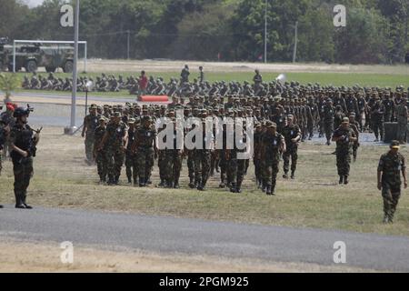 (230323) -- KAMPONG CHHNANG, 23 marzo 2023 (Xinhua) -- soldati cambogiani partecipano all'esercizio militare congiunto "Golden Dragon 2023" Cambogia-Cina al Royal Gendarmerie Training Center in Cambogia, 23 marzo 2023. L'esercizio militare congiunto è iniziato qui giovedì, concentrandosi sulle operazioni di sicurezza per eventi importanti e sul salvataggio umanitario. Generale Hun Manet, vice comandante in capo delle forze armate cambogiane reali e comandante dell'esercito cambogiano reale, e generale maggiore Chen Mintian, vice capo di stato maggiore del comando del teatro meridionale della Liberatio popolare cinese Foto Stock