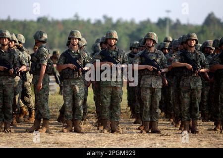 (230323) -- KAMPONG CHHNANG, 23 marzo 2023 (Xinhua) -- soldati cinesi partecipano all'esercizio militare congiunto Cambogia-Cina 'Golden Dragon 2023' presso il Royal Gendarmerie Training Center in Cambogia, 23 marzo 2023. L'esercizio militare congiunto è iniziato qui giovedì, concentrandosi sulle operazioni di sicurezza per eventi importanti e sul salvataggio umanitario. Generale Hun Manet, vice comandante in capo delle forze armate cambogiane reali e comandante dell'esercito cambogiano reale, e generale maggiore Chen Mintian, vice capo di stato maggiore del comando del teatro meridionale della liberazione popolare cinese Foto Stock