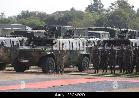 (230323) -- KAMPONG CHHNANG, 23 marzo 2023 (Xinhua) -- soldati e attrezzature militari per l'esercizio militare congiunto 'Golden Dragon 2023' Cambogia-Cina sono raffigurati al Royal Gendarmerie Training Center in Cambogia, 23 marzo 2023. L'esercizio militare congiunto è iniziato qui giovedì, concentrandosi sulle operazioni di sicurezza per eventi importanti e sul salvataggio umanitario. Generale Hun Manet, vice comandante in capo delle forze armate cambogiane reali e comandante dell'esercito cambogiano reale della Cambogia, e generale maggiore Chen Mintian, vice capo di stato maggiore del comando del teatro meridionale del Chi Foto Stock