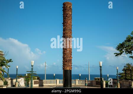 Donna che ammira Totem, Plaza V Centenario (Plaza del Quinto Centenario), Old San Juan, Puerto Rico Foto Stock