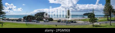 Tauranga Nuova Zelanda - 22 2023 marzo; Panorama Marine Parade e Main Beach Monte Maunganui il giorno d'estate. Foto Stock