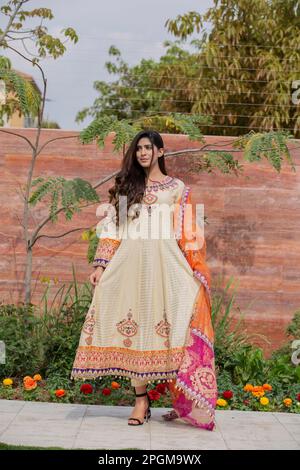 Modello femminile in posa all'aperto indossando abito estivo indiano pakistano asiatico tradizionale kameez salwar Foto Stock